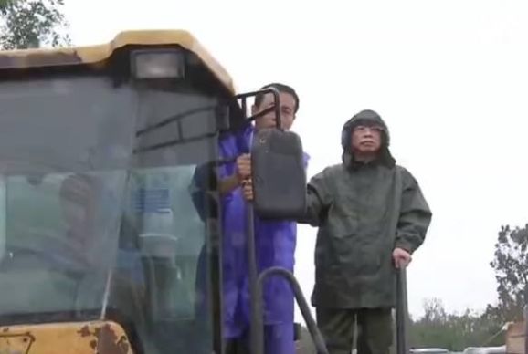 山东省委书记刘家义乘装载机指挥抢险救灾