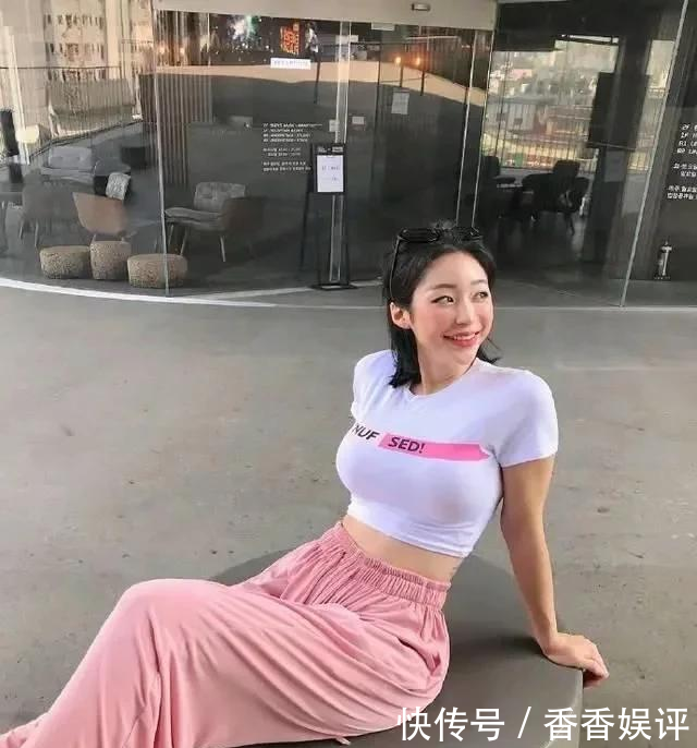  「性感」成熟的女人也很美，小姐姐阔腿裤秀性感身材