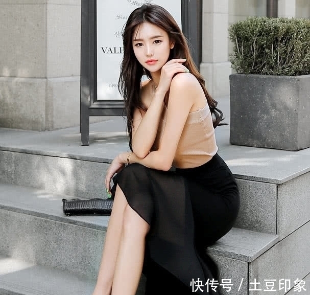 穿搭■现在流行小姐姐卡其色的小背心,独特领口设计,散发出韩范气息!