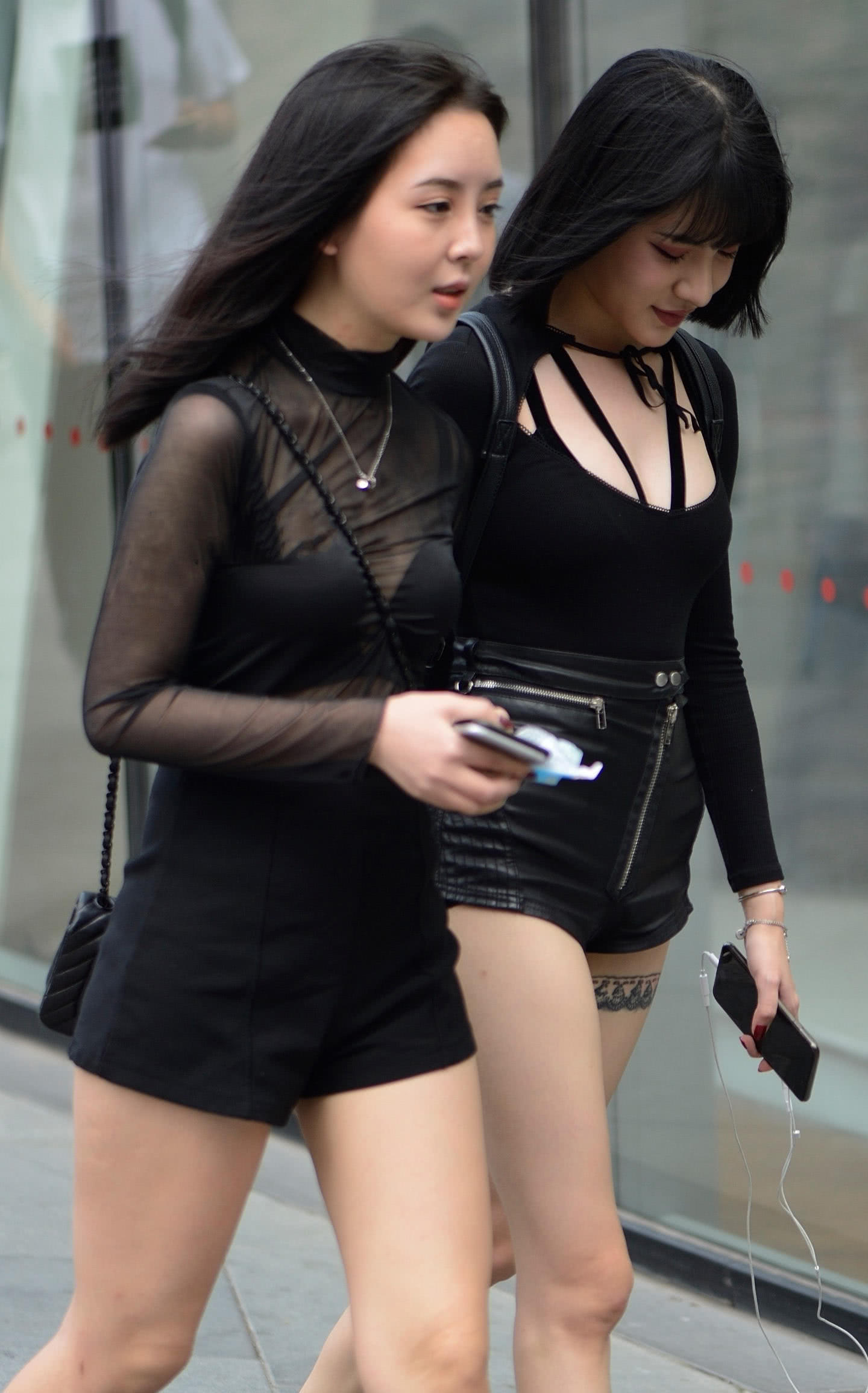 气质小姐姐与闺蜜街头凹造型，大腿处的纹身看起来不简单