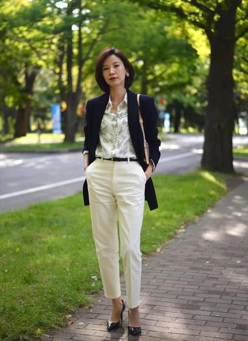  大方@30-40岁女人要学会大方减龄，春天这样穿，摆脱“油腻大妈”形象