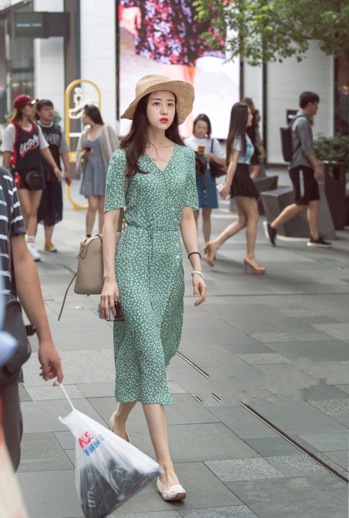 成都街拍:学会这几款时尚的穿搭，轻松让你秒变女神范!