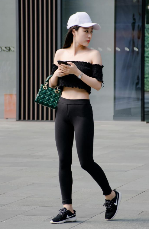 天生丽质的美女拥有凹凸有致的身材，在裸色薄纱的衬托下若隐若现