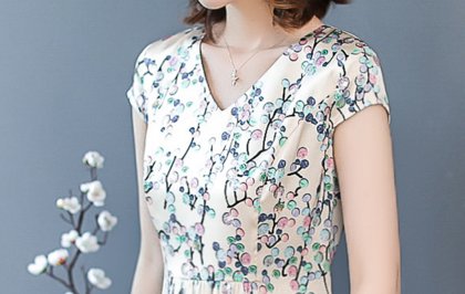 40岁的漂亮老婆，真心会打扮!穿一袭真丝裙，人见人说美