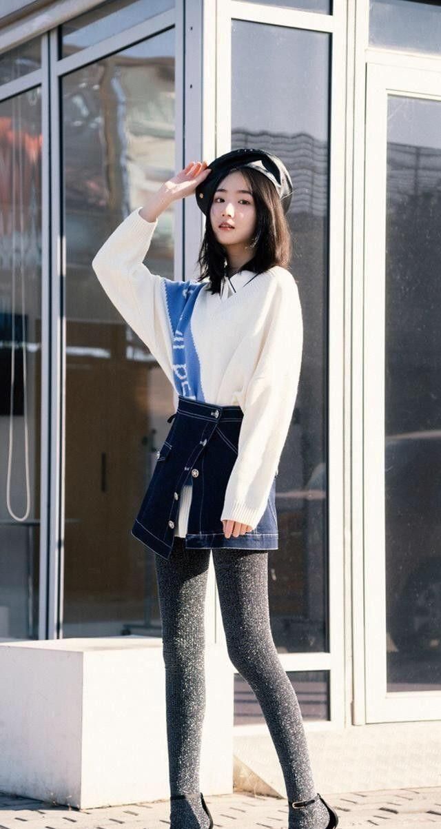  『美女』街拍：婀娜身段的紧身打底裤美女，勾勒出人体的曲线！