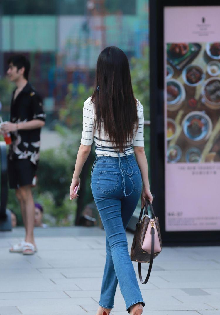 美女街拍, 甜美清新的小姐姐身穿一袭吊带连衣裙, 很是养眼