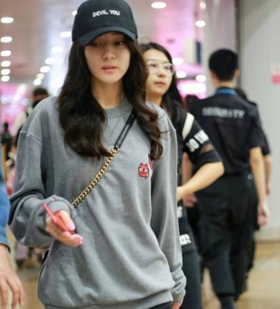 素颜迪丽热巴现身机场，皮肤白皙气色好，穿着简单全靠颜值来撑！