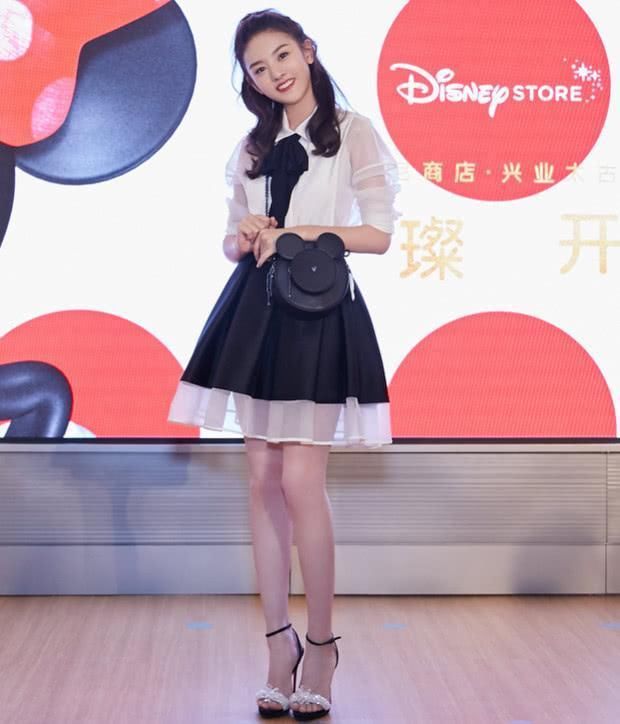 王鸥宋祖儿现身机场，都穿粉色上衣，网友:现实版的装嫩与真嫩!