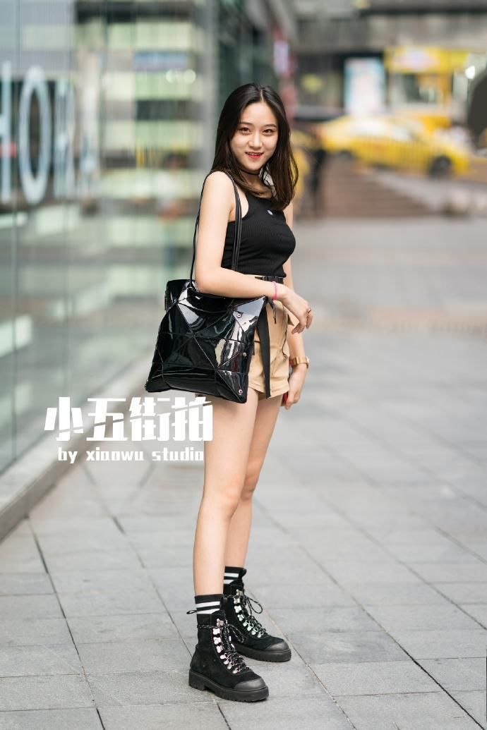 小姐姐们早秋的时尚穿搭，露肤比例拿捏的刚好，清新脱俗，太美!