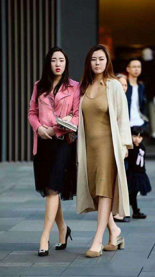 街拍:上了年纪没人看! 穿的婀娜, 照样有回头率