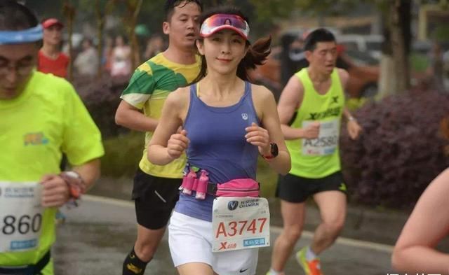  『连大气都没』女子跑马拉松夺冠, 却大气都没喘! 亚军季军: 我们没看见她