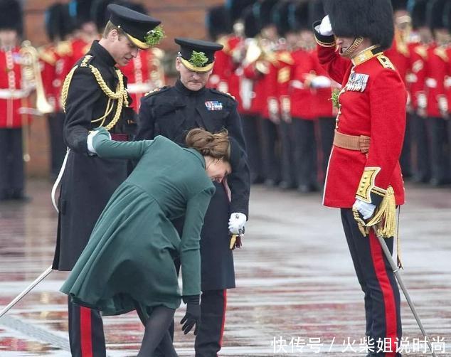 穿高跟鞋还嫌累，英国王妃教你这两招，完美避开穿高跟的各种尴尬