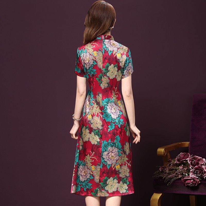 女人过了50岁，千万别穿太老气!瞧瞧下面女人穿的啥，真的很美