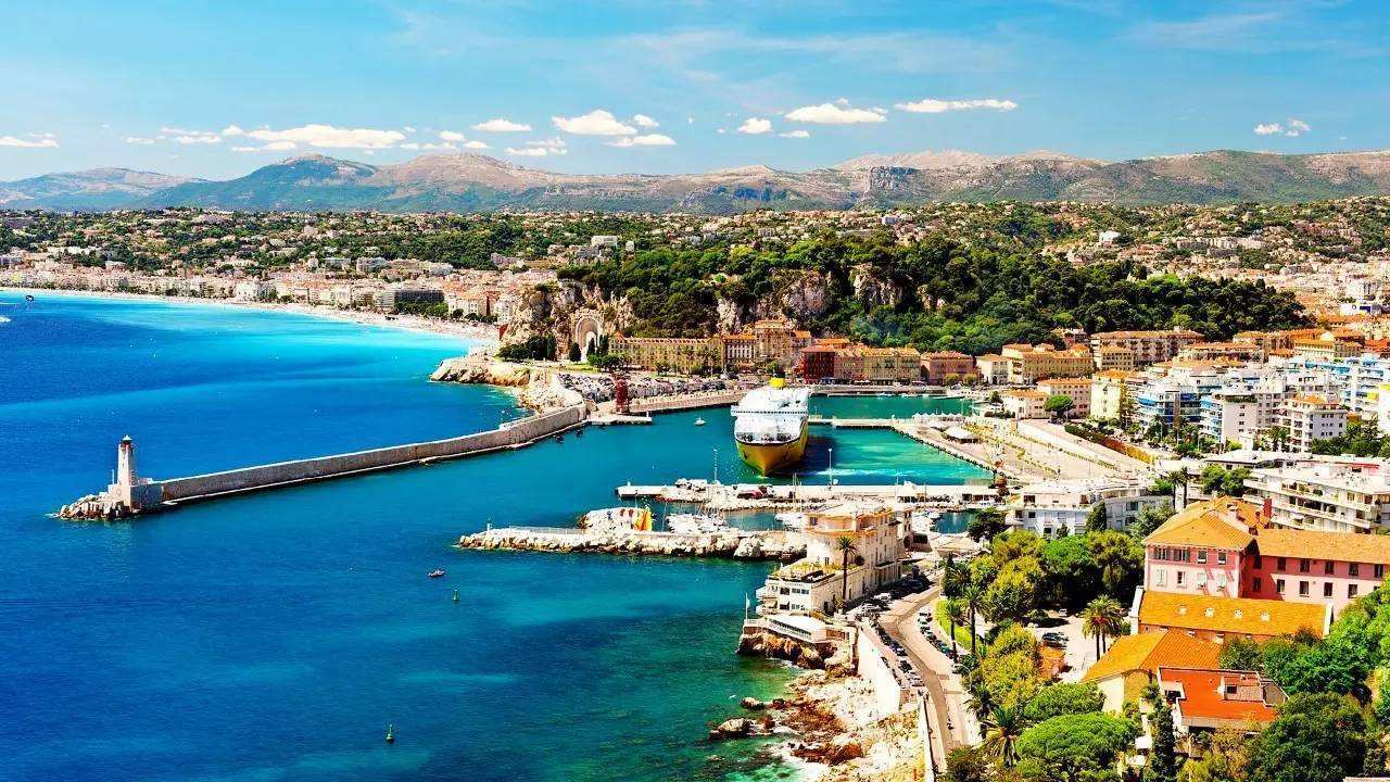 世界上房价最高的国家，每平方高达38万，居民收入主要靠什么？