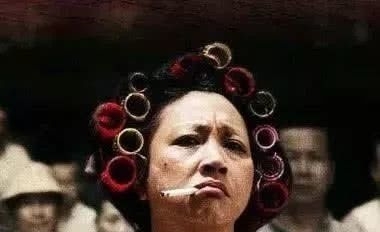 无所谓:大导演都‘’请不动‘’的演员,周星驰请她时,她还在麻雀台