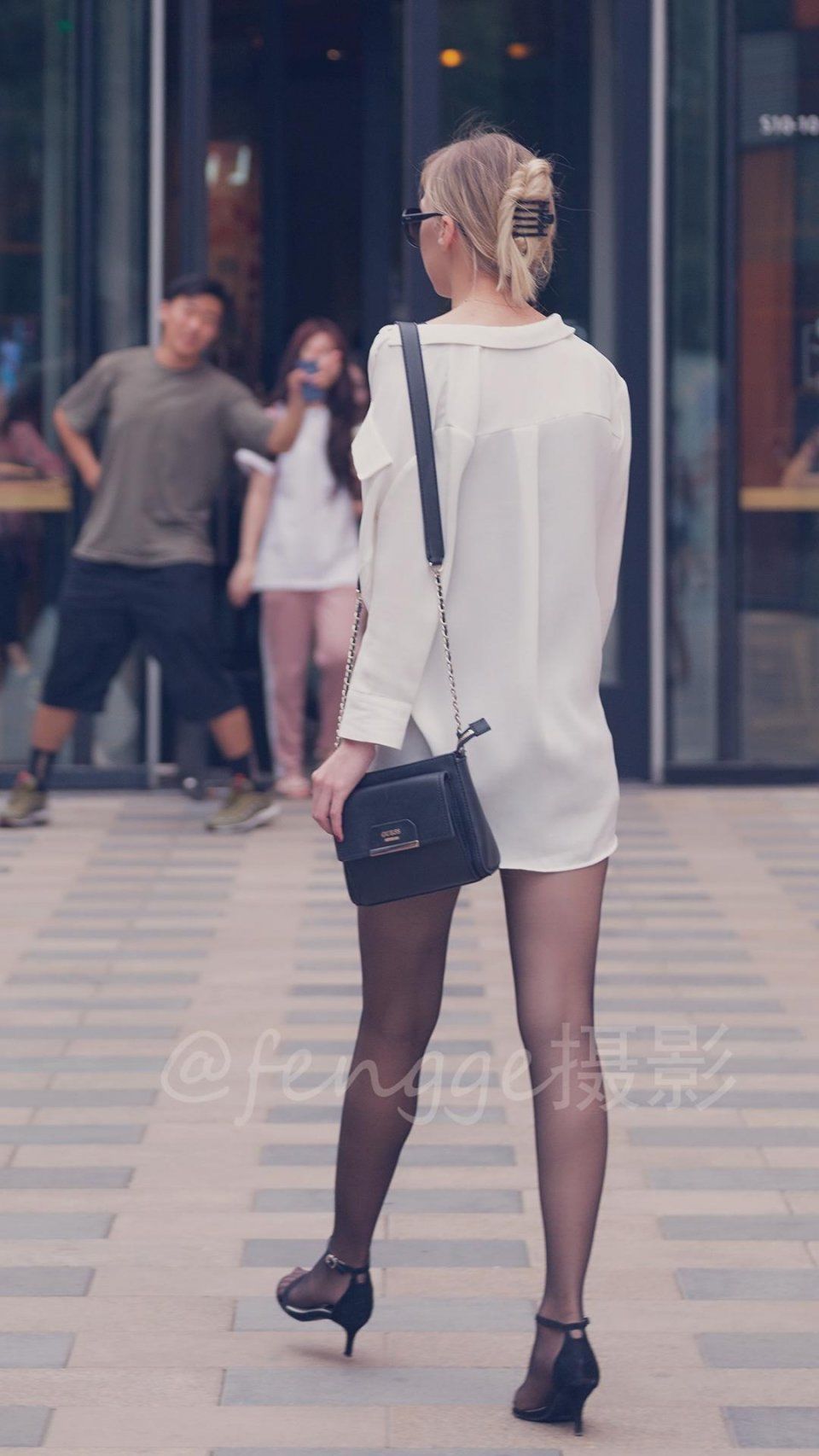 街拍:丝袜破洞，长腿美女装作浑然不知，那份淡定实在令人佩服