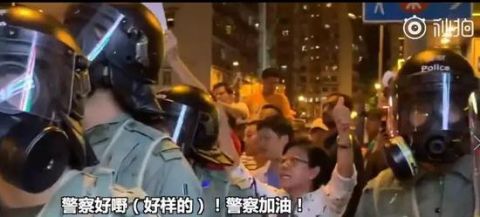 中联办外 她面对示威者高喊“警察加油”