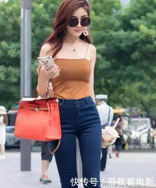 路人街拍，黑色的抹胸搭配黑色的紧身长裙，视觉上非常清新抢眼