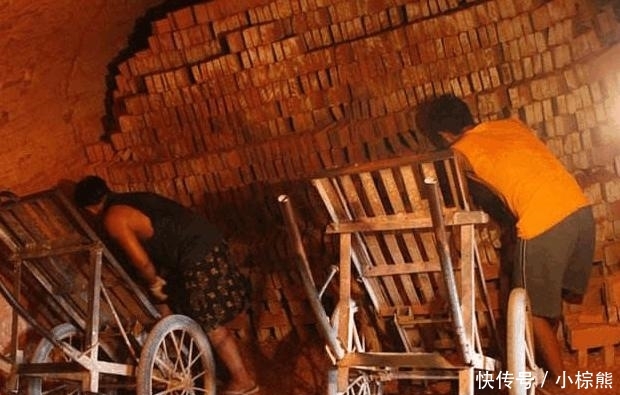 为何农民宁愿被罚款也要用红砖? 专家不解, 老农掏心窝子说了3点