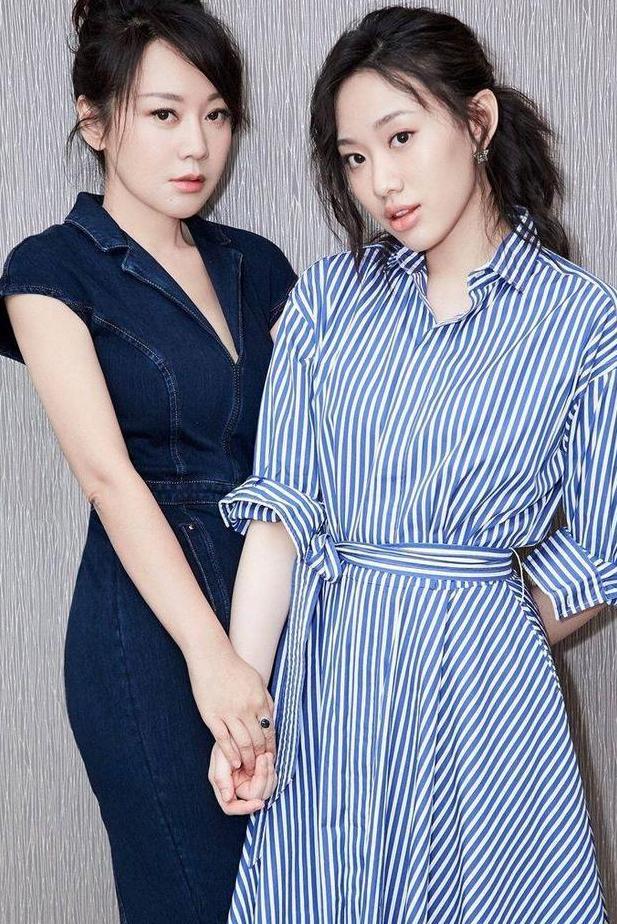 47岁闫妮娇嫩欲滴，同框20岁女儿像是姐妹，网友：真是逆生长