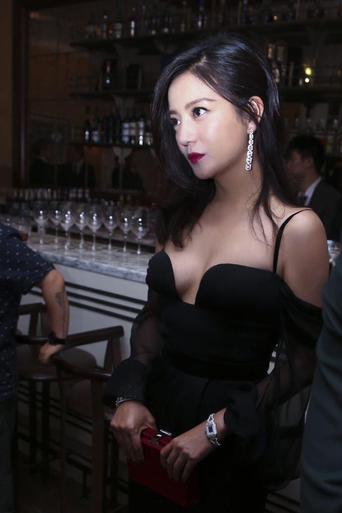 当林心如的开叉裙,遇上了范冰冰的开叉裙,网友:统统被她秒掉!