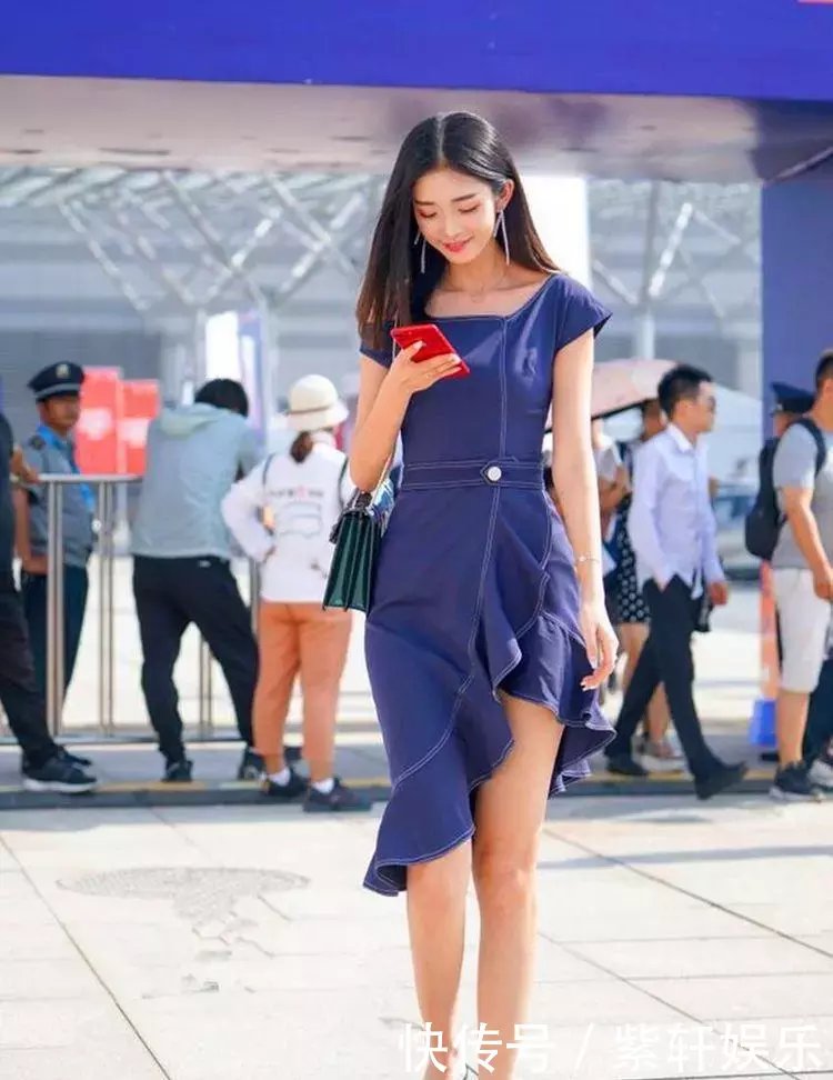 街拍 : 小姐姐身材十分匀称紧致，穿上黑色吊带后格外性感