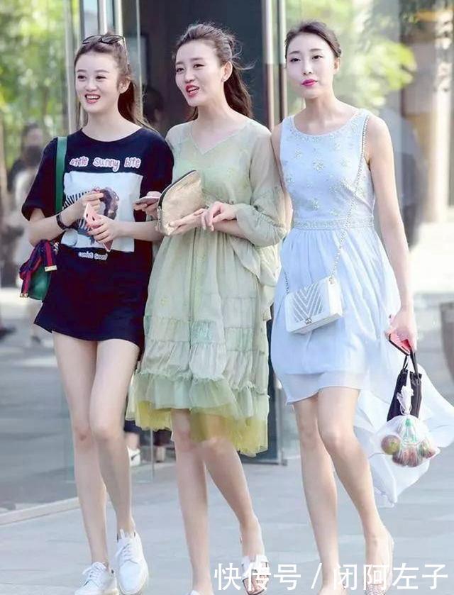 「 小美女」看上去既时尚靓丽，又青春活泼，街拍：两个时尚小美女的休闲穿搭