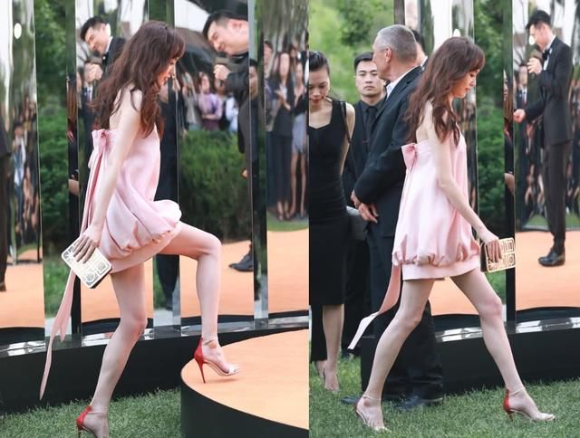 罗晋不管管你媳妇儿吗?裙子穿这么短也敢出门,布料少的可怜!