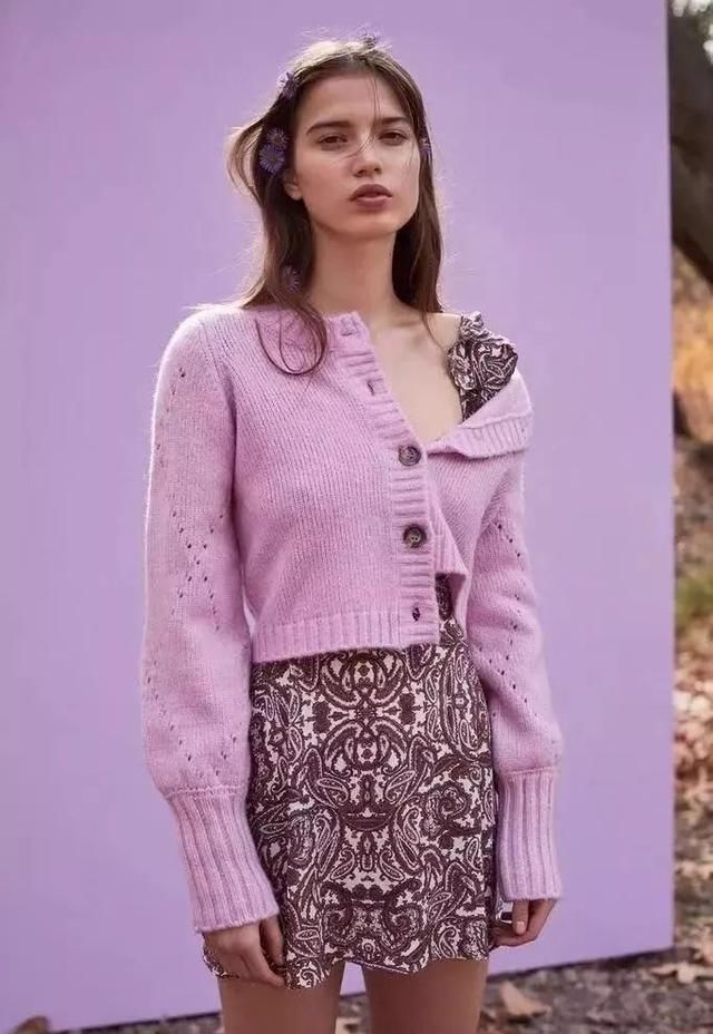  【过时】“卫衣”已经过时了，今年流行的是“奶奶衫”，刘雯穿上后美翻了