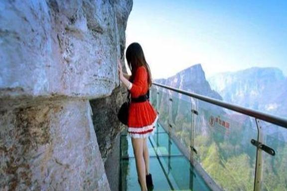 玻璃桥从上往下是风景，而从下往上也是一道“风景”，女生要注意