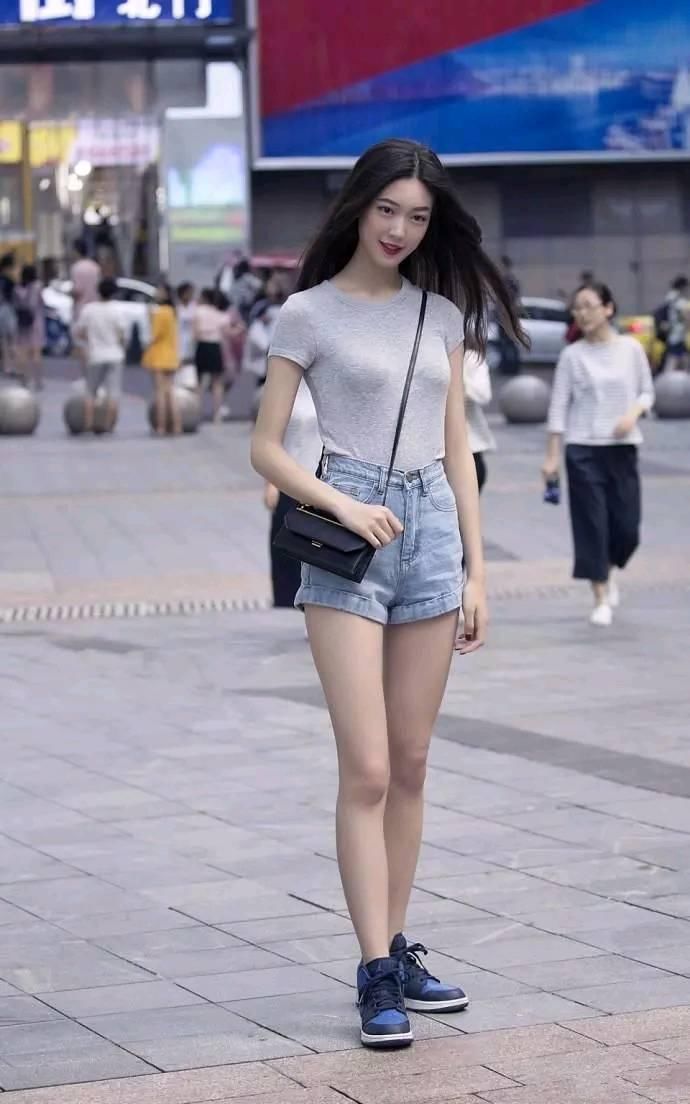 街拍 白色露肩装 小姐姐高挑又时尚好看