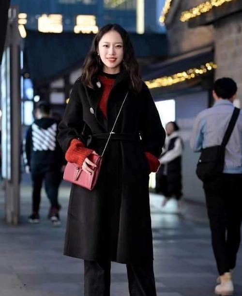  #美女#美女时尚街拍：沉鱼落雁的美女，一件碎花吊带的连衣裙，时尚优雅大方美丽