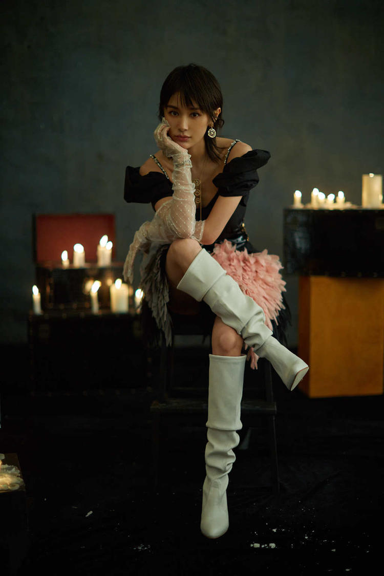 王子文穿黑色连衣裙优雅动人，暴露了一双大长腿，身高不止155