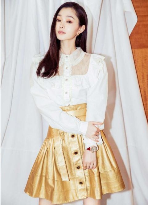  恋爱：30岁宋轶甜出新高度，一字雪纺裙大露“养鱼锁骨”，网友:恋爱了