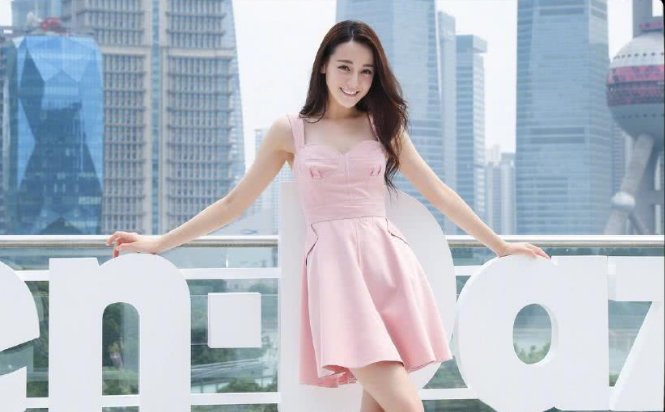 迪丽热巴的脚和地面都快垂成一条直线了，网友:这怎么走路?