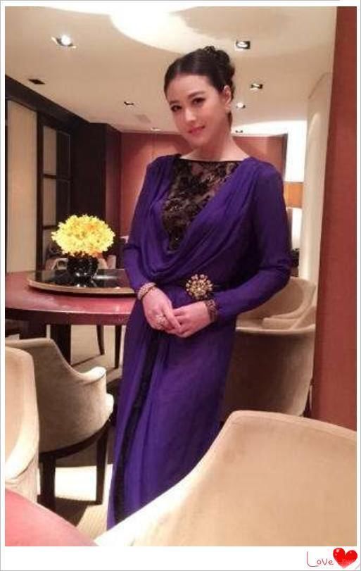 周海媚不过穿了件花裙子,就51岁嫩成21了,让20岁小姑娘怎么穿啊