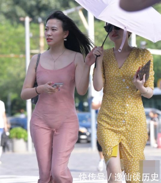 辣妈:街拍辣妈亮相街头气质不凡,面对镜头自信又迷人