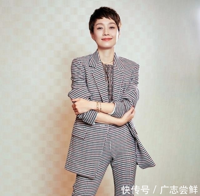 女人■马伊琍穿的“大衣”火了!内搭毛衣时髦又保暖,适合40岁女人