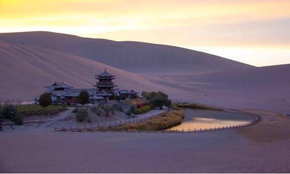 中国的“沙漠第一泉”，人工注水18年，自然景观成为了人工湖？