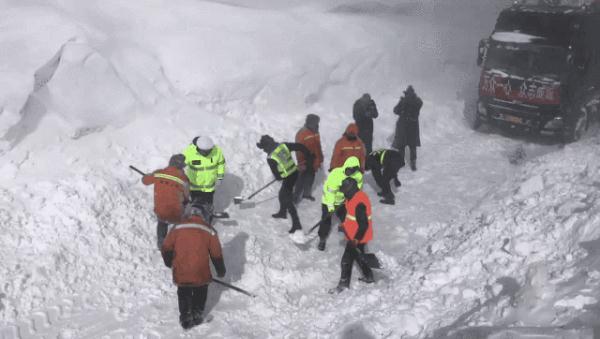 如同科幻大片！玛多境内高速公路积雪最深处达8米 汽车艰难通行