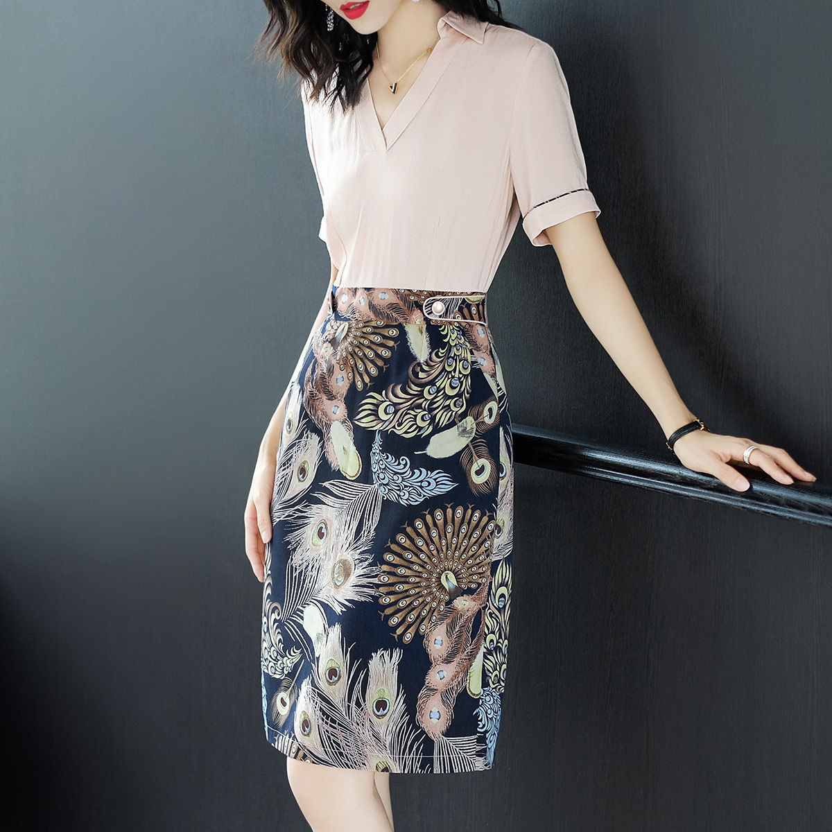 一步裙早就过时了，今秋流行这样穿，让你称霸办公室