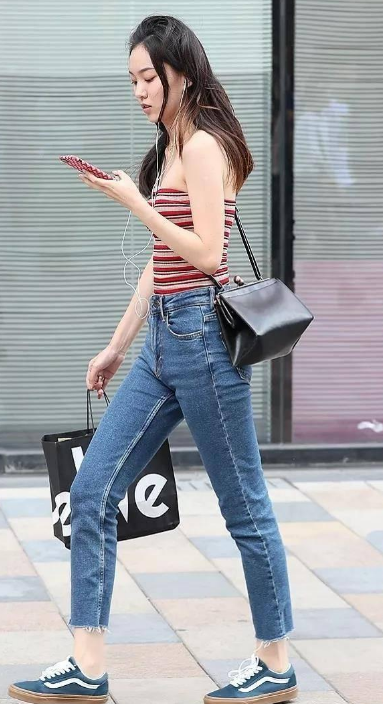 街拍美女:长发美女全黑条纹一字领上衣,尽显迷人身段,令人心动