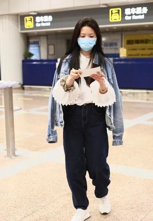  『感觉』章若楠娃娃领衬衫好可爱，发圈配饰做点缀，素颜也是元气十足