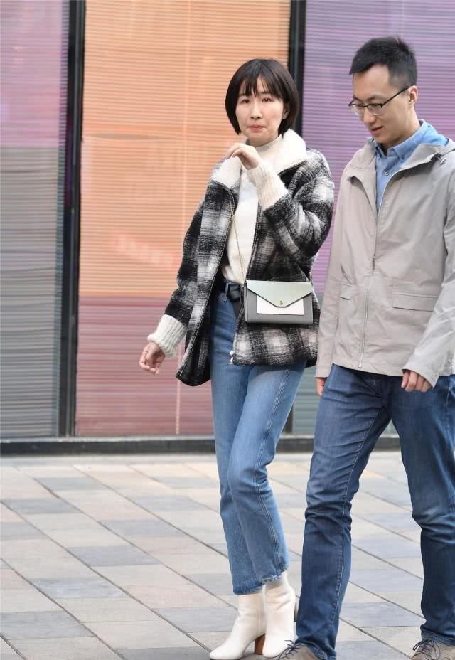  出气@衣着牛仔裤子，是配搭高跟鞋子還是配搭平跟鞋，搭出气场最关键