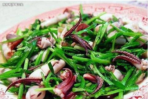 农村韭菜炒鱿鱼,才是绝配,防肾亏腰痛,城里人吃