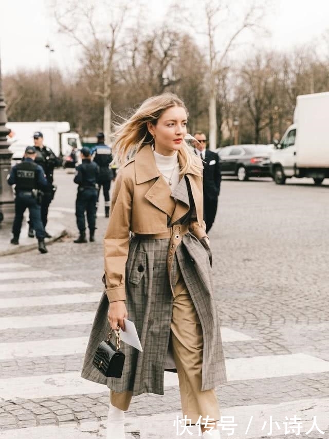 『时髦』女人不论高矮,早春穿风衣时,搭配这3双鞋子,显高又很时髦