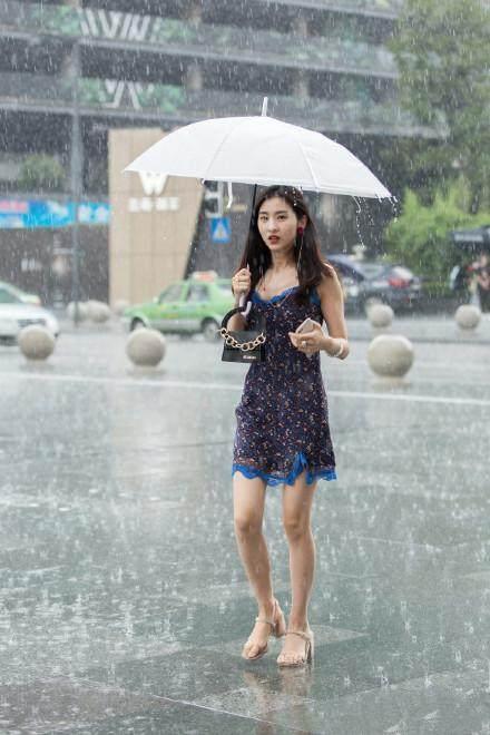 街拍: 低胸装风光无限, 凹凸身材尽情展现