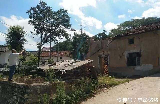  违规@严格执行“一户一宅”原则，如果城里与农村都有房，算违规