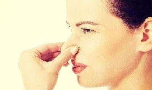 毛孔粗大冒油，还挤出小颗粒，别大意，多半是螨虫死死的堵毛孔里