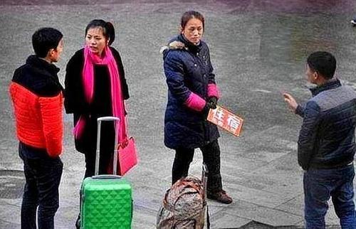 大妈在火车站“拉客”，吆喝着30块钱一晚，你了解背后的猫腻吗？